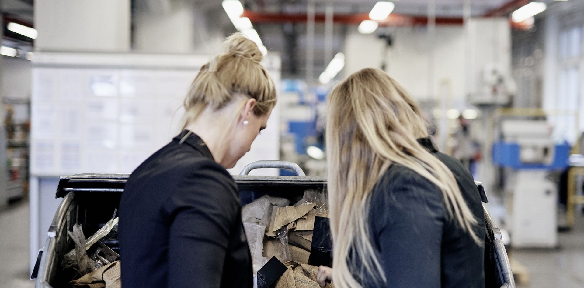 Nadine Speidel und Anne Kathrin Antic sortieren Material nach Wertstoffklassen